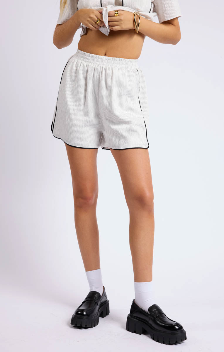 COMMUNITY SHORTS W/ CONTRAST PIPING