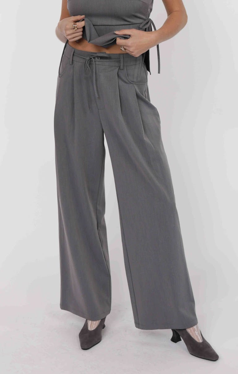 CHEEKY PLEATED PANTS