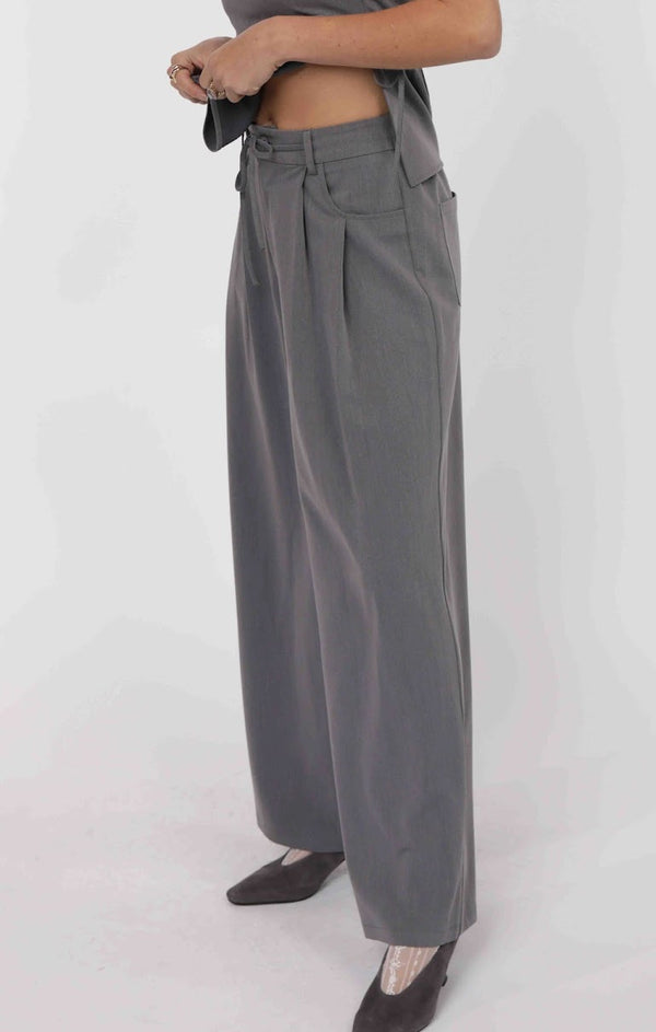 CHEEKY PLEATED PANTS